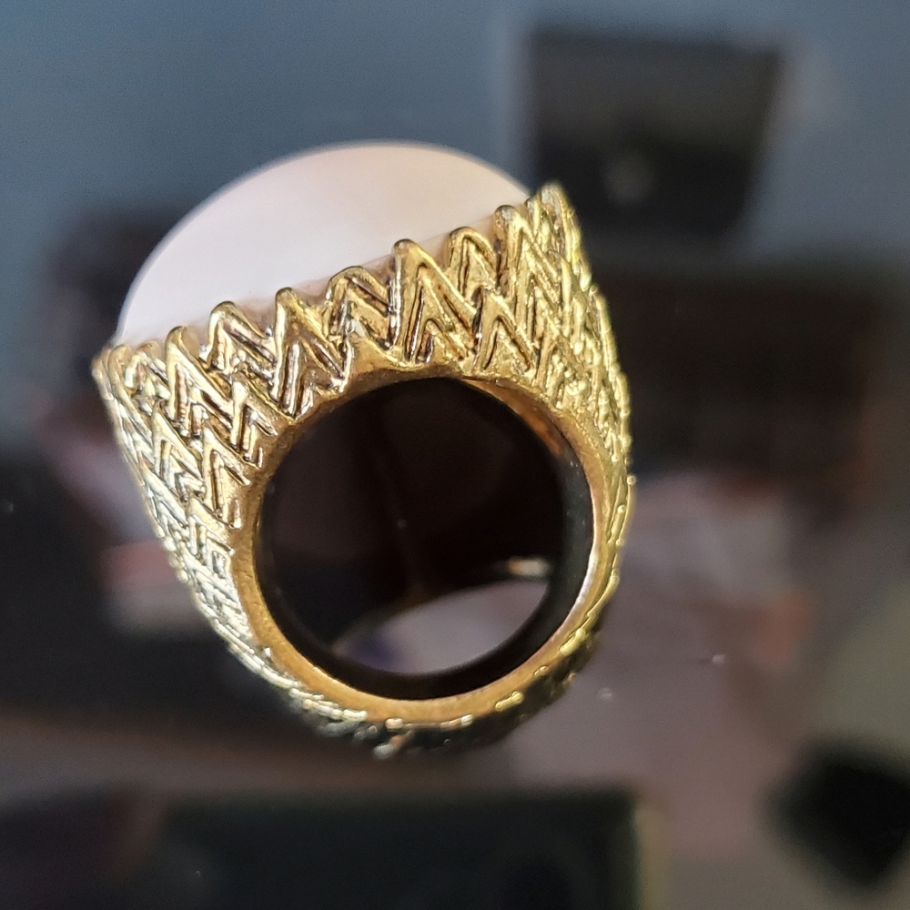 Pretty Goldtone Zigzag Pattern Statement Ring Pal… - image 3